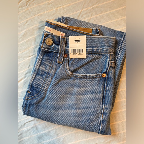 Levi’s Wedgie Icon Fit Ankle Jeans - Picture 5 of 7